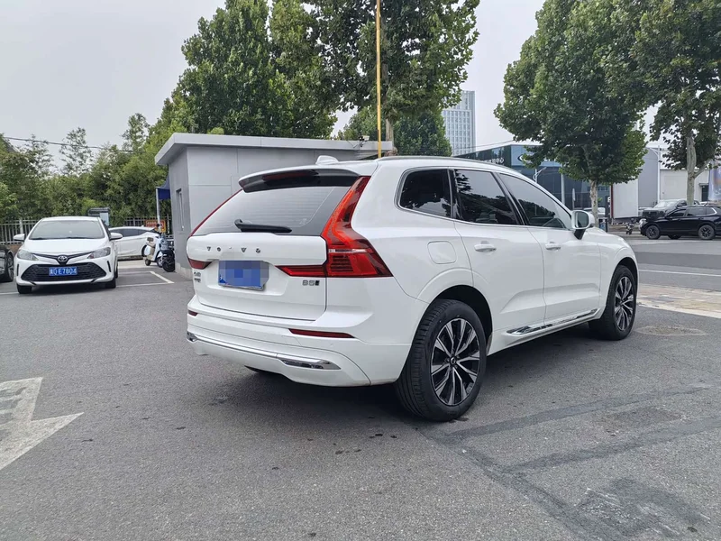 Volvo XC60 — фото 12