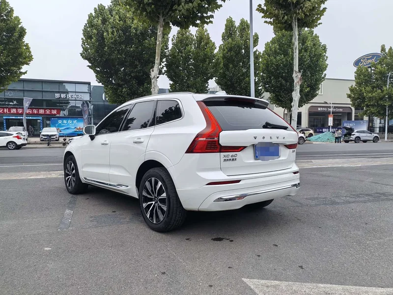 Volvo XC60 — фото 10