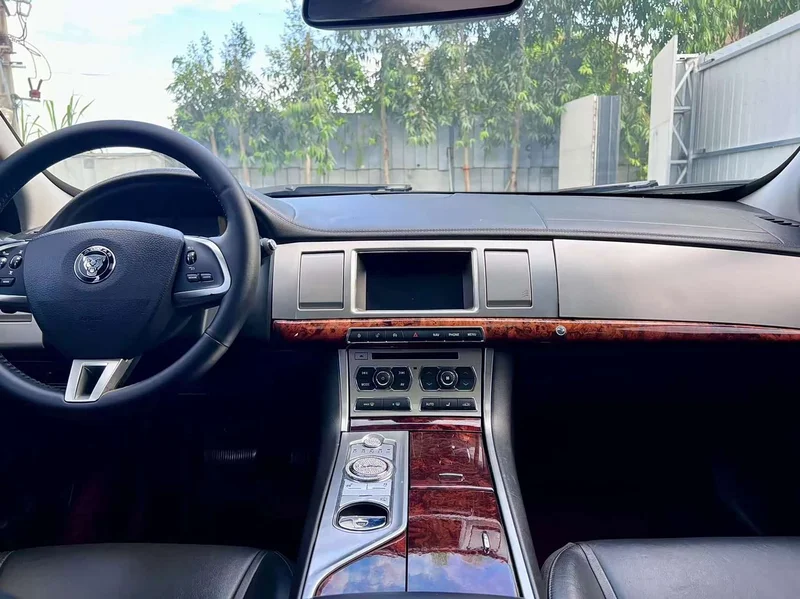 Jaguar XF — фото 11