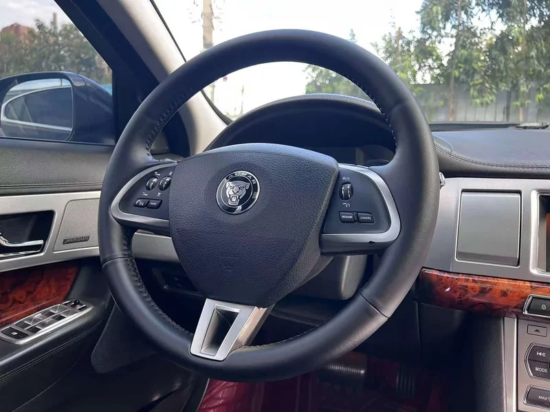 Jaguar XF — фото 12