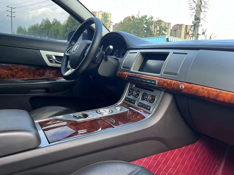 Jaguar XF — фото 15
