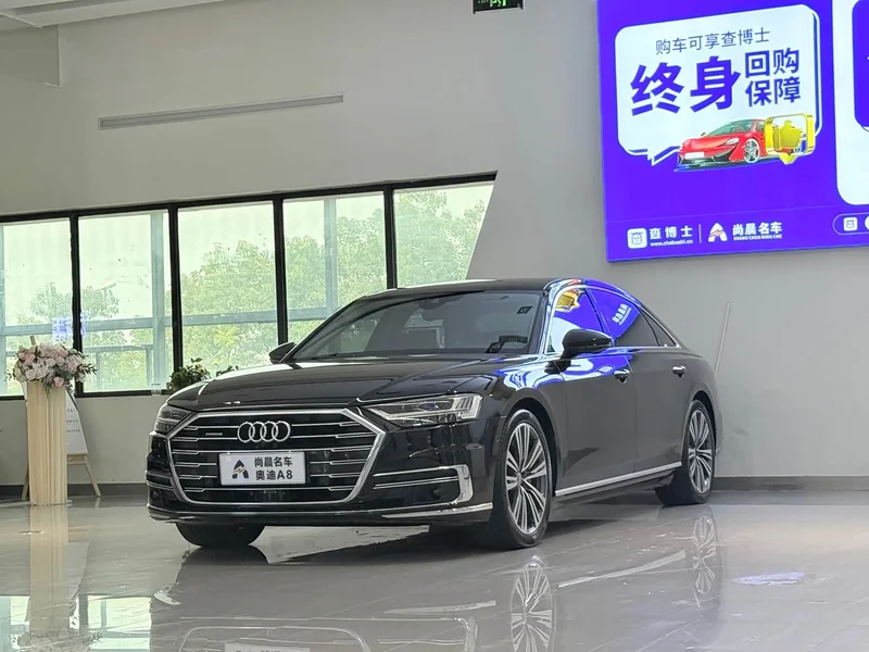 Audi A8 — фото 1