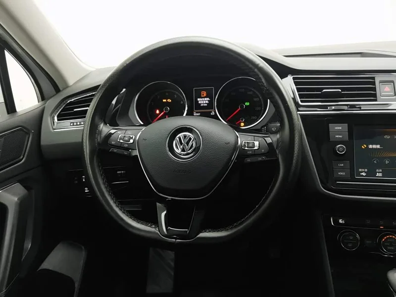 Volkswagen Tiguan L — фото 11