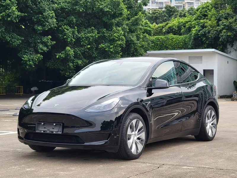 Tesla Model Y — фото 1