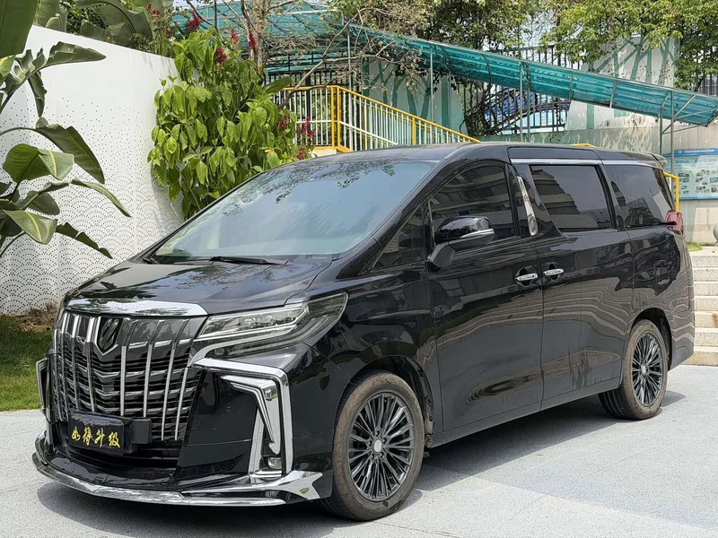 Toyota Alphard — фото 1