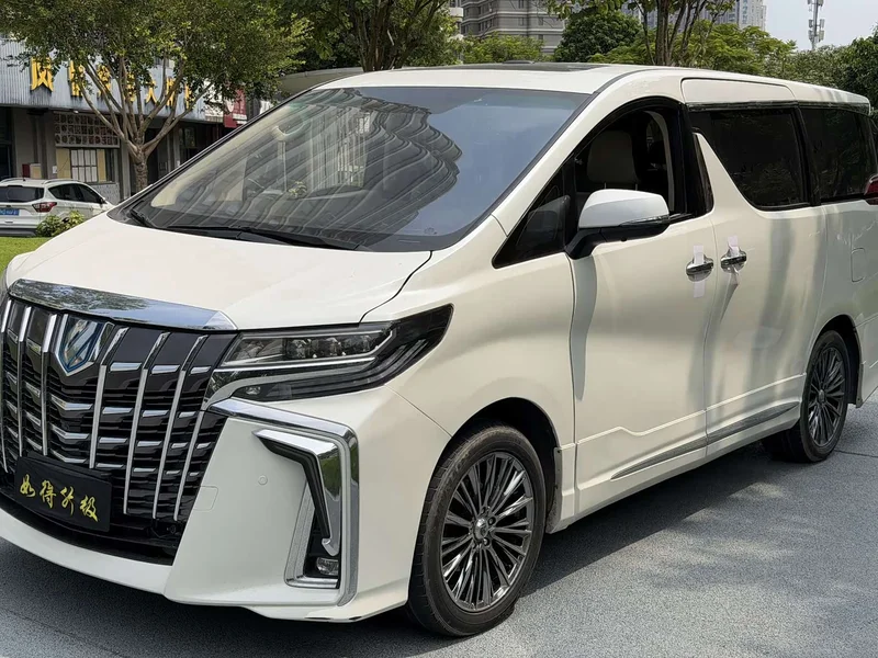 Toyota Alphard — фото 1