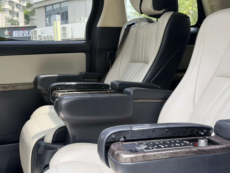 Toyota Alphard — фото 9