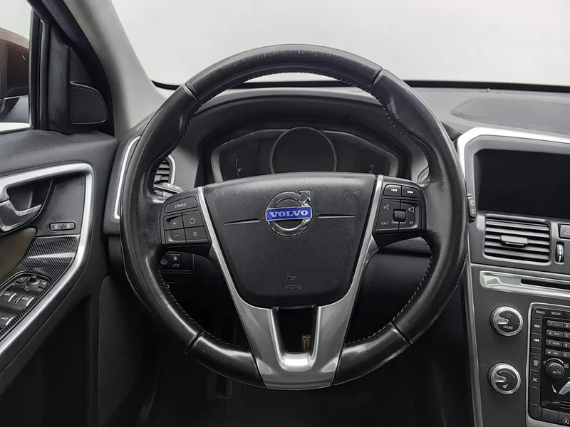 Volvo XC60 — фото 11