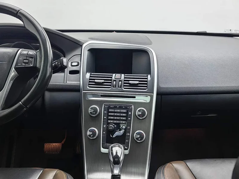 Volvo XC60 — фото 12