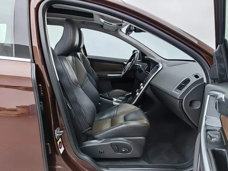 Volvo XC60 — фото 23