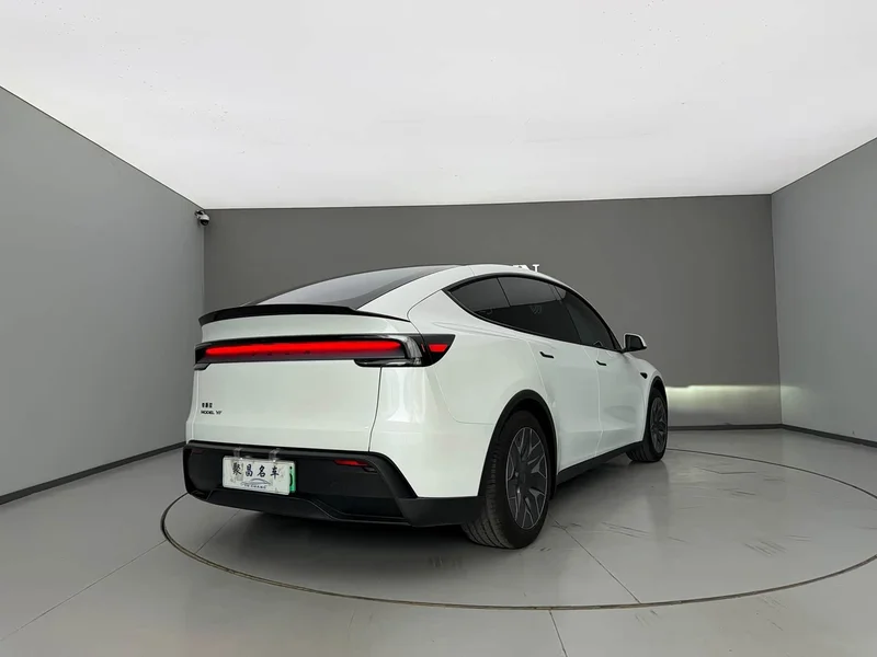 Tesla Model Y — фото 5