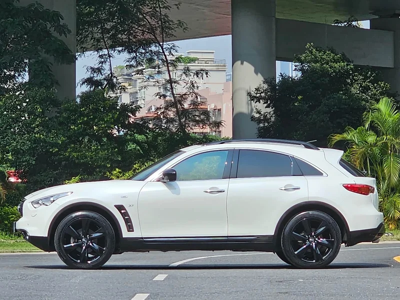 Infiniti QX70 — фото 13