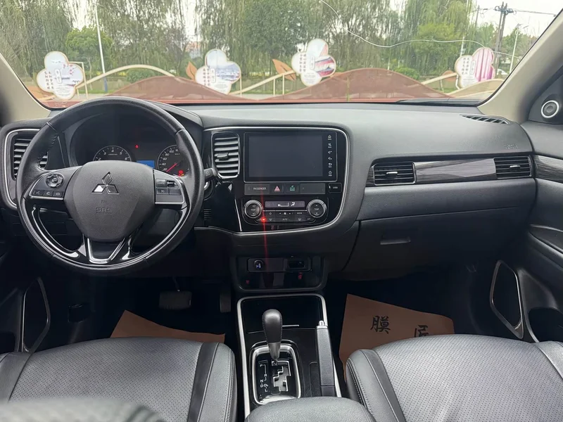 Mitsubishi Outlander — фото 15