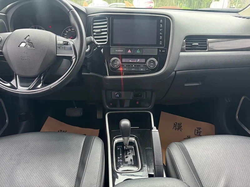 Mitsubishi Outlander — фото 17