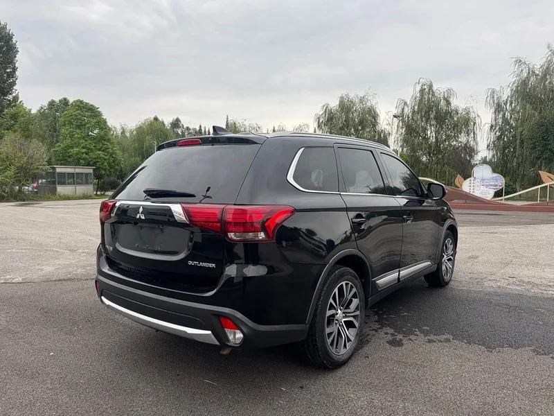 Mitsubishi Outlander — фото 7