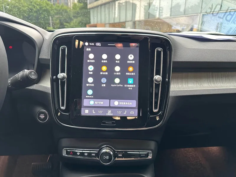 Volvo XC40 — фото 12