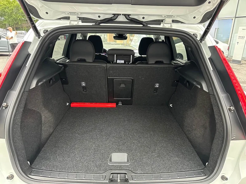 Volvo XC40 — фото 16
