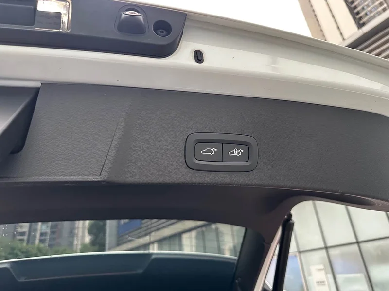 Volvo XC40 — фото 17