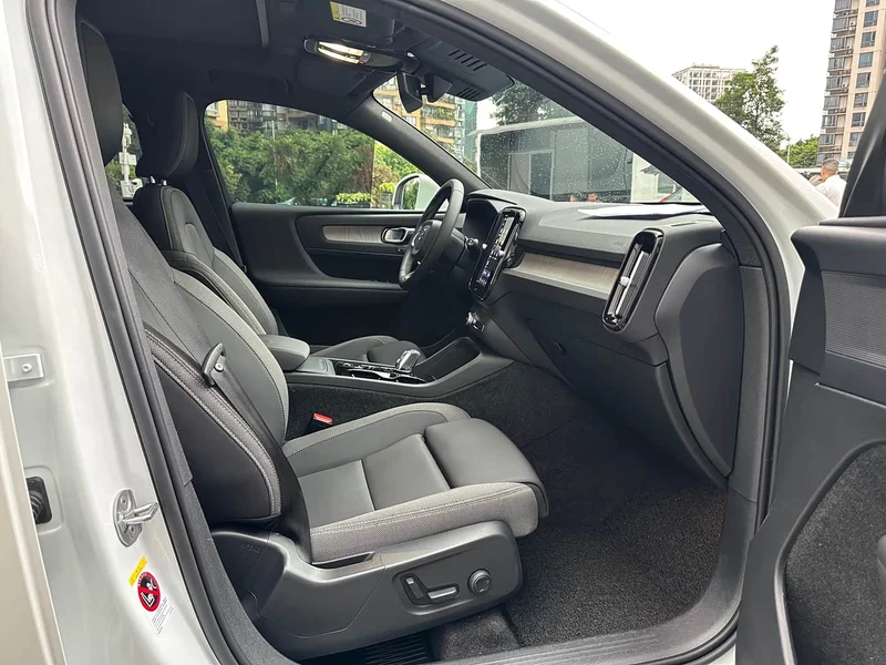 Volvo XC40 — фото 19