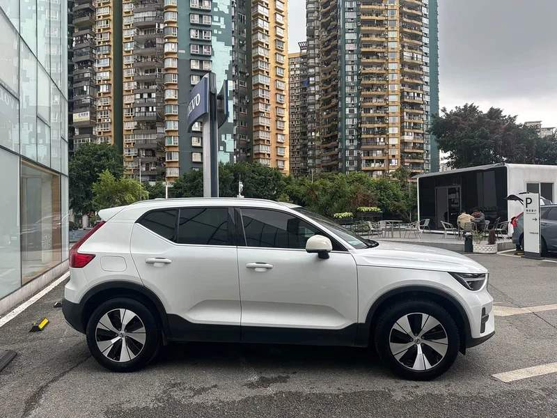 Volvo XC40 — фото 4