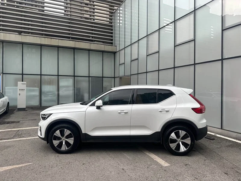 Volvo XC40 — фото 5