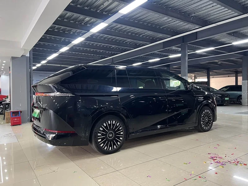 XPeng X9 — фото 8