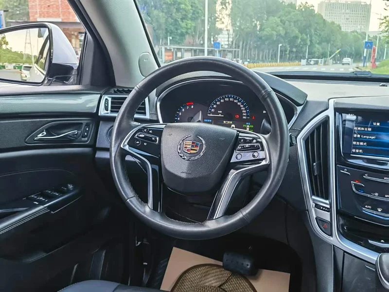 Cadillac SRX — фото 12