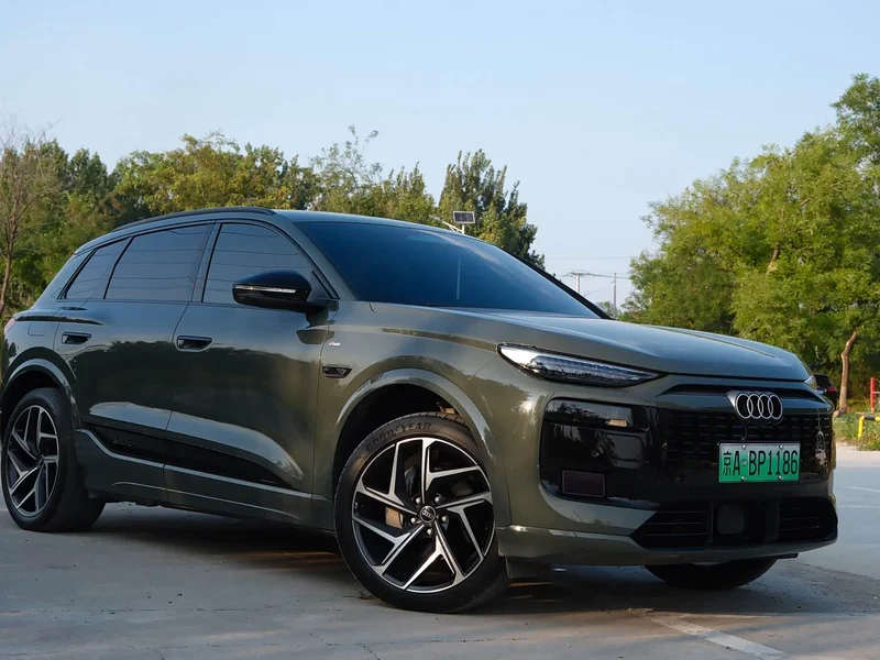 Audi Q6L e-tron — фото 1