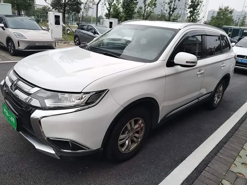 Mitsubishi Outlander — фото 1