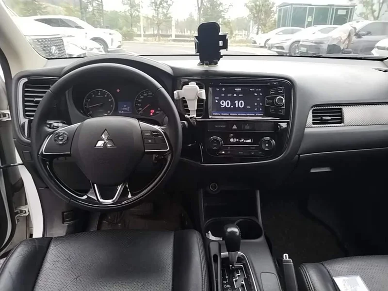 Mitsubishi Outlander — фото 12