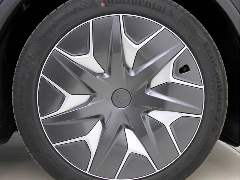 Tesla Model Y — фото 16