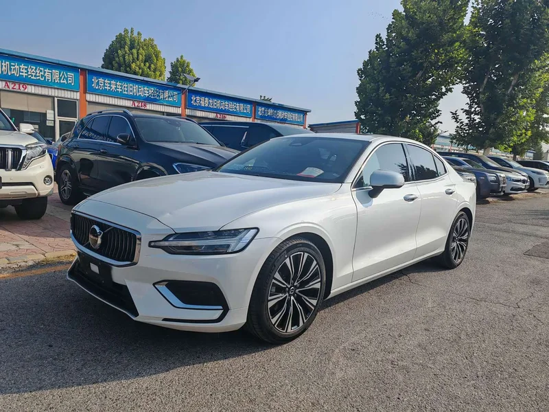 Volvo S60 — фото 1