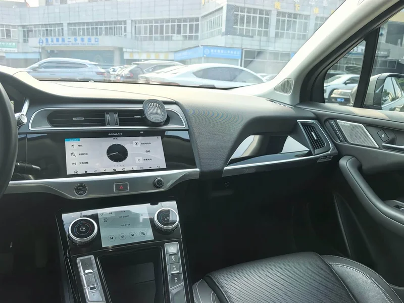 Jaguar I-PACE — фото 11