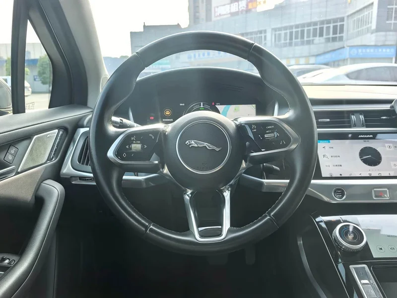 Jaguar I-PACE — фото 10