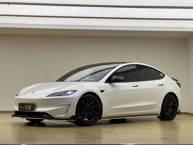 Tesla Model 3 — фото 1