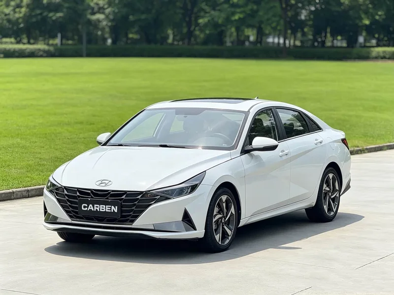 Hyundai Elantra — фото 1