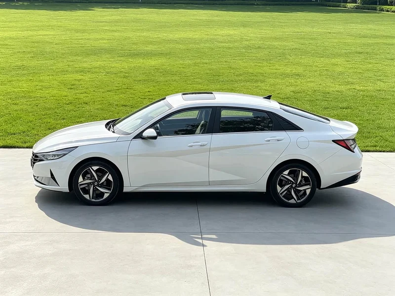 Hyundai Elantra — фото 20