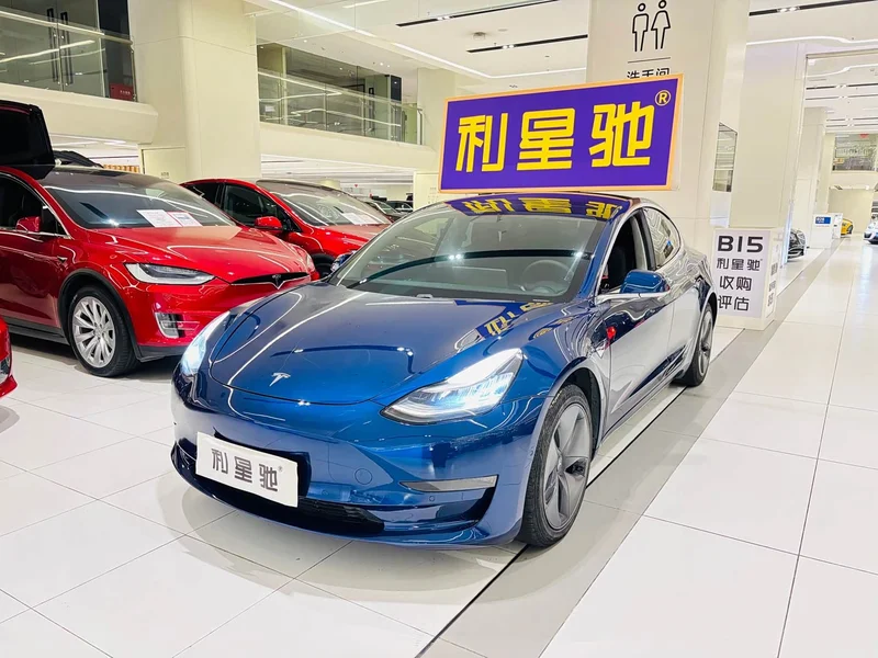 Tesla Model 3 — фото 1