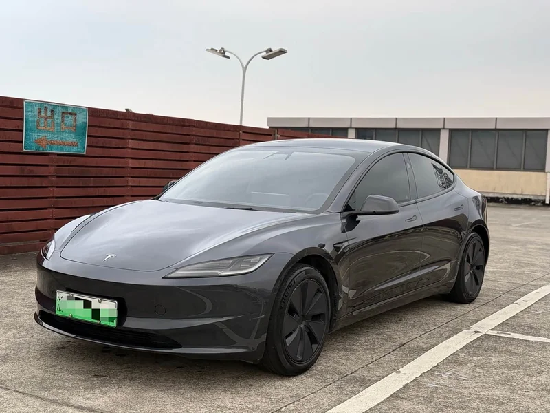 Tesla Model 3 — фото 1