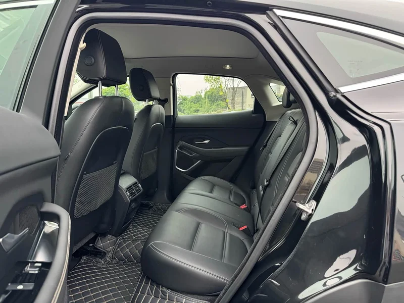 Jaguar E-PACE — фото 13