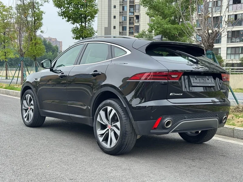 Jaguar E-PACE — фото 17