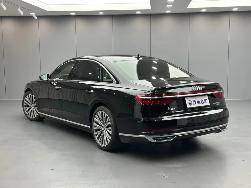 Audi A8 — фото 6