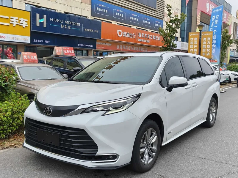 Toyota Sienna — фото 1