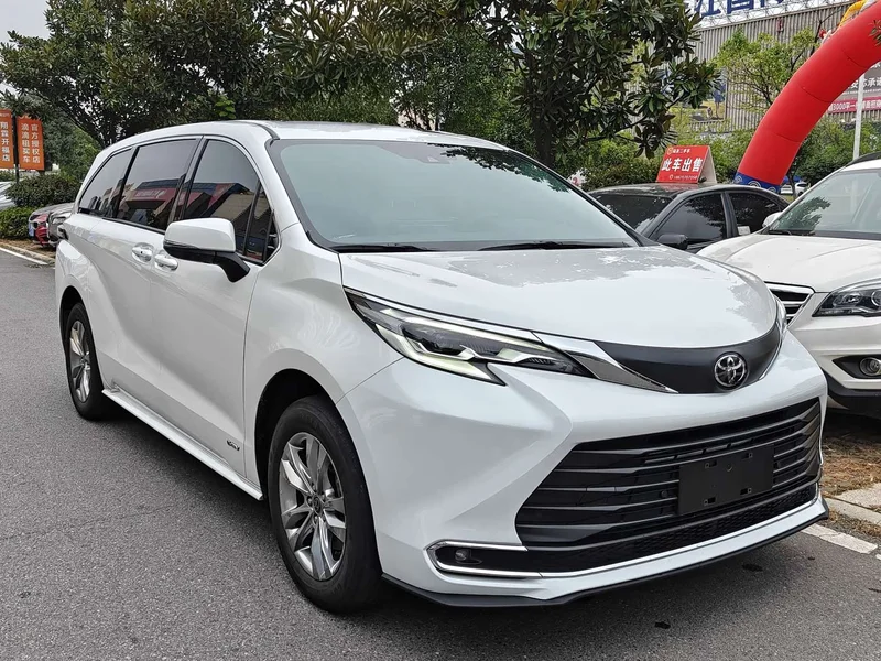 Toyota Sienna — фото 3