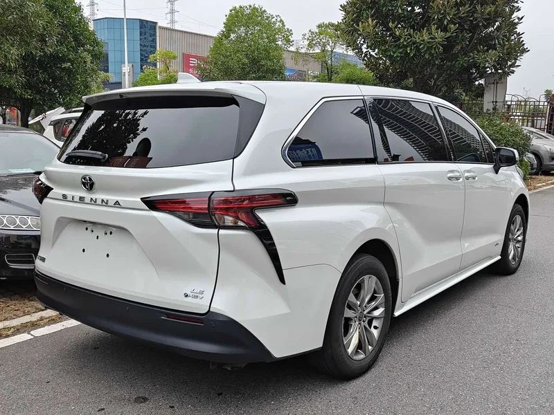 Toyota Sienna — фото 4