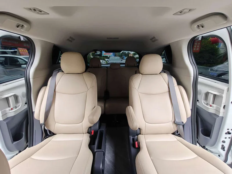 Toyota Sienna — фото 10