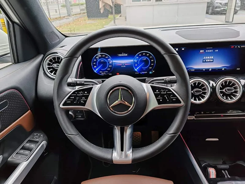 Mercedes-Benz EQB — фото 11