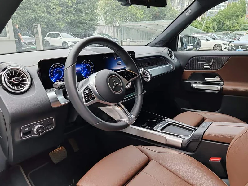 Mercedes-Benz EQB — фото 12