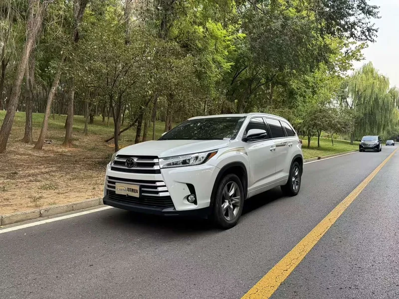 Toyota Highlander — фото 1