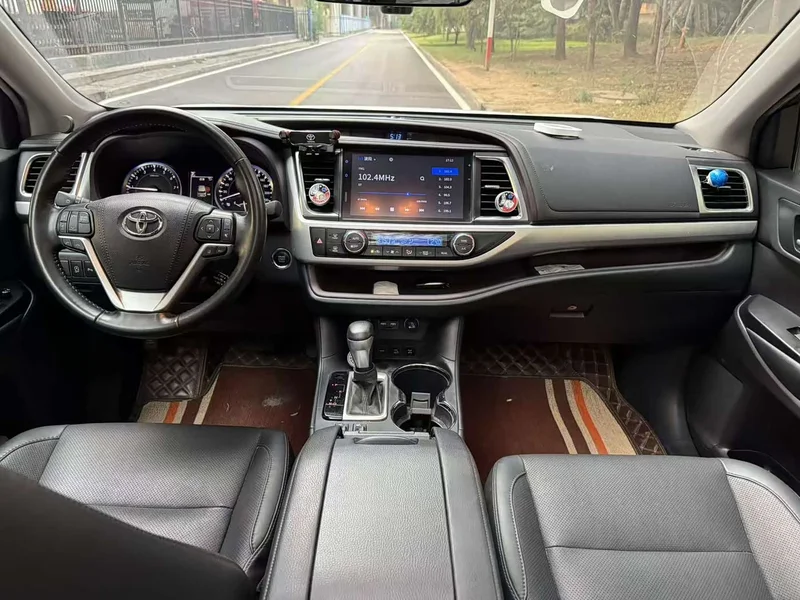 Toyota Highlander — фото 14